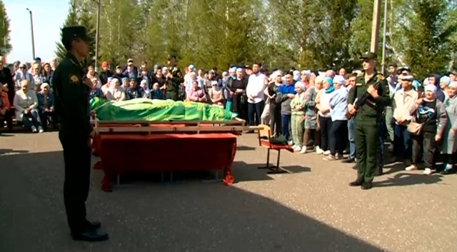 Арча районында бер нәселдән булган ике егетне соңгы юлга озаттылар - алар хәрби операциядә һәлак булган