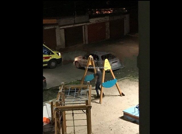 Яшел Үзәндә ир-ат балалар мәйданчыгында асылынган