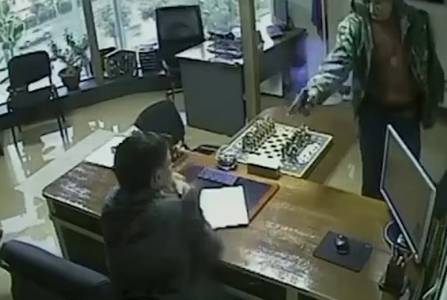 Киллер не смог застрелить бизнесмена в упор из-за двойной осечки – видео