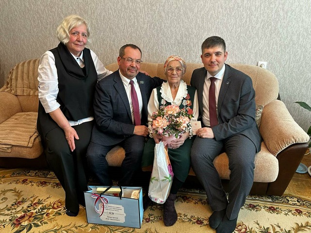 92-летней труженице тыла из Набережных Челнов вручили медаль 80-летия Победы