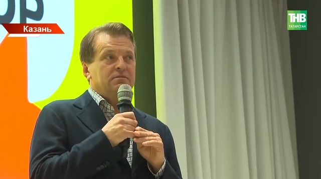 «Как рок-звезду»: казанские школьники засыпали Метшина провокационными вопросами