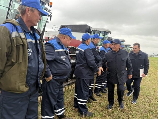 Минниханов оценил ход уборки и строительство молочного комплекса в Апастовском районе