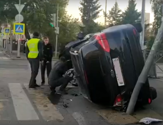 Казан үзәгендә Ford автомобиле юл-транспорт һәлакәте аркасында янга яткан – видео
