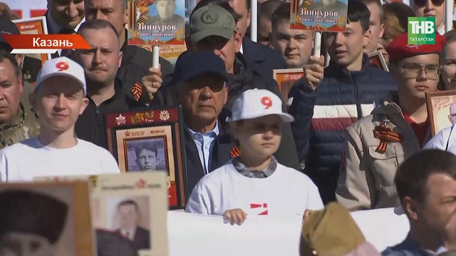 «Бессмертный полк» в Казани: 130 000 участников, портрет дяди в руках Минниханова и живая память о подвиге