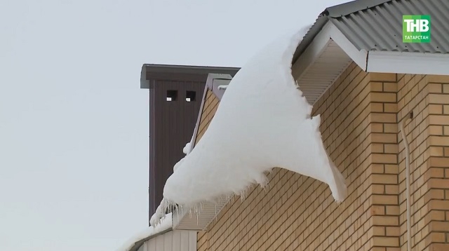 Обрушения дымоходов, отключение газа и поврежденные автомобили: снегопады создают проблемы в Татарстане