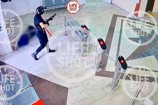В сети появилось видео с моментом ранения напавшего на вуз в Перми стрелка