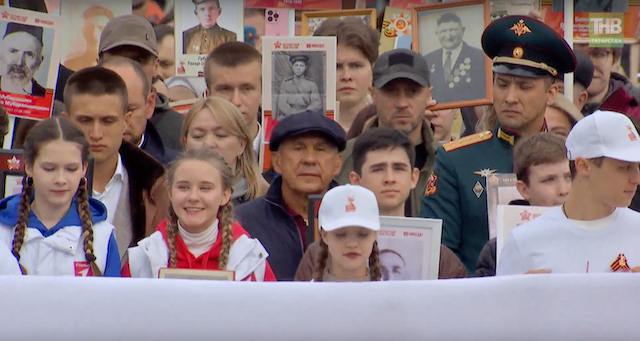 Минниханов участвует в «Бессмертном полке» в Казани