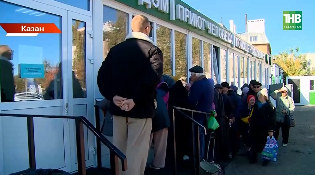 Мохтаҗларны кайгыртып: өлкәннәр көнендә азык-төлек тараттылар