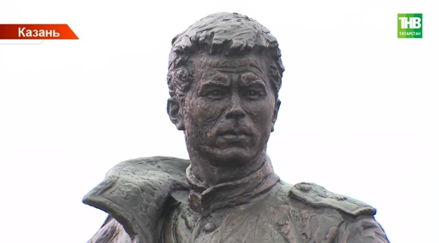 Памятник татарскому поэту-фронтовику Фатиху Кариму открыли в Казани