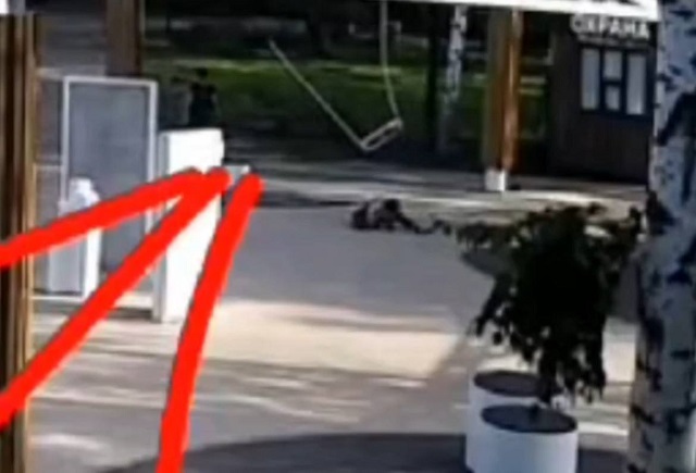 В Татарстане ребенок получил травмы, упав со сломанных качелей