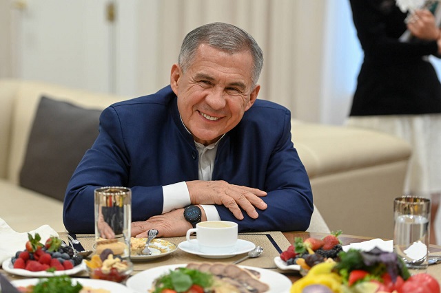 Рөстәм Миңнехановның хатын-кызлар көне уңаеннан мөрәҗәгате
