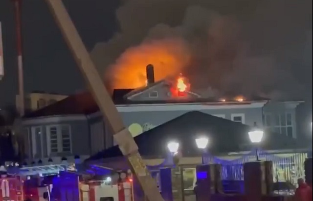 В Казани горит здание ресторана «Михайловская усадьба» – МЧС