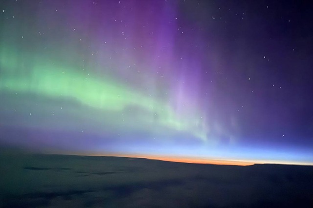 Северное сияние на рассвете: пилот из Уфы запечатлел редкое явление с борта самолета