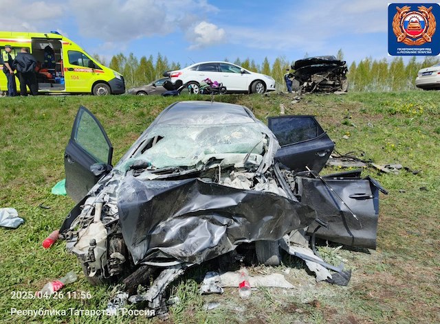В РТ после лобового столкновения загорелась легковушка с годовалым ребенком