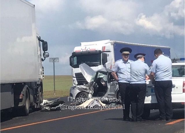 На трассе в Татарстане фура раздавила «Ладу» с людьми, один человек погиб