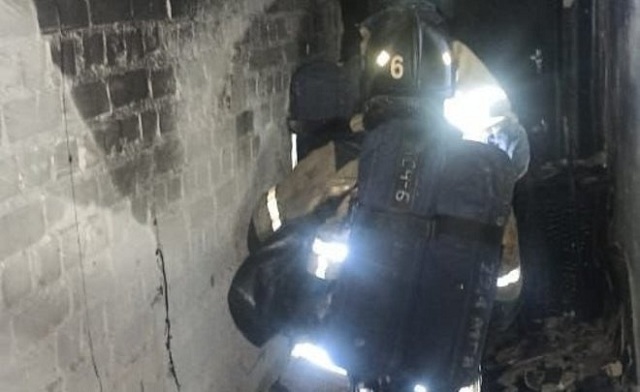 В Казани спасателям пришлось спасть людей из горящий квартиры
