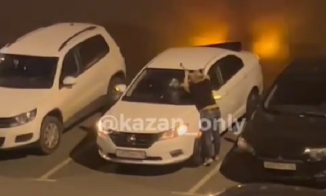 Суровая жительница Казани расколотила лобовое стекло припаркованного авто — видео