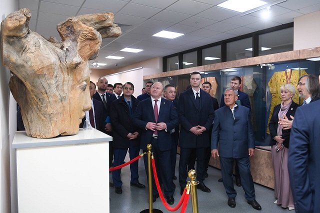 Минниханов посетил Государственный музей искусств Каракалпакстана