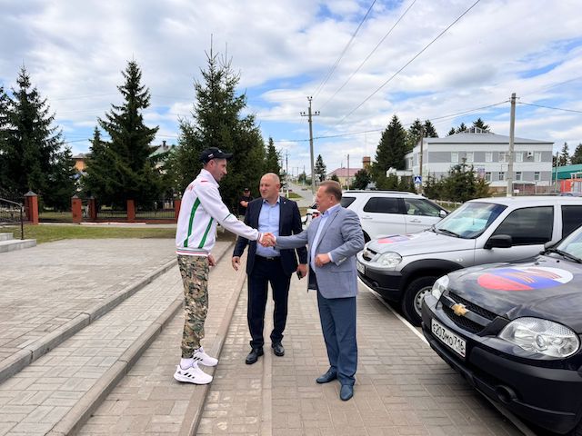«Единая Россия» передала автомобили бойцам СВО в Татарстане