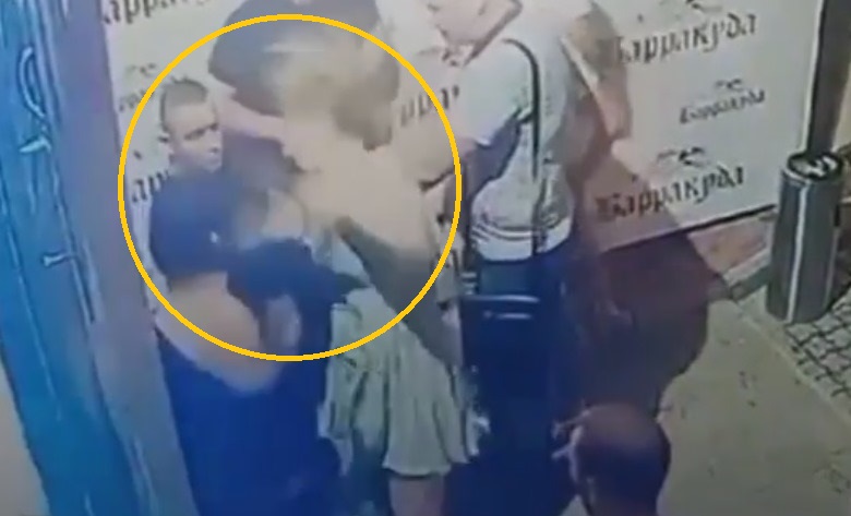 Охранник ночного клуба отправил в нокаут девушку – видео