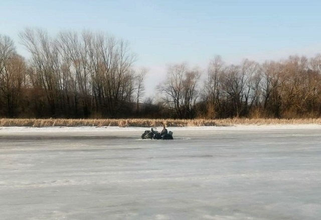 Провалившихся под лед на самодельном трицикле троих татарстанцев спасли на Волге