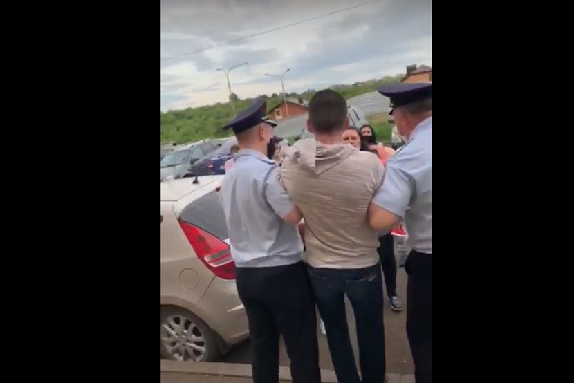 В Татарстане полиция разогнала защищающих детскую площадку от застройки