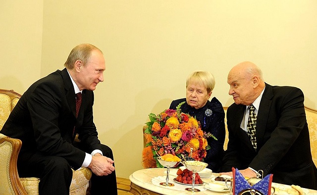 Президент России поздравил поэта Николая Добронравова с 94-летием