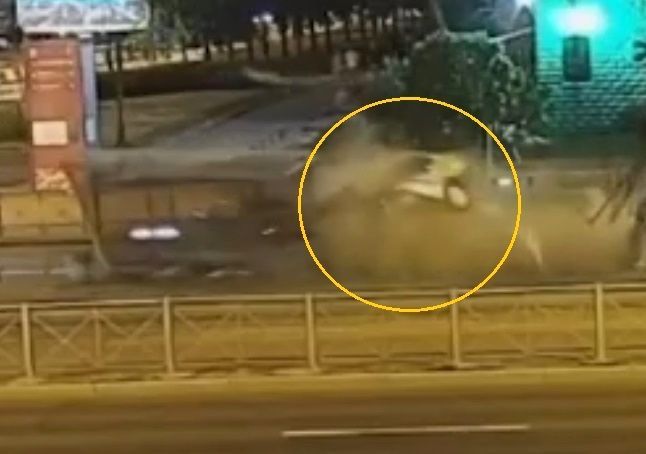 Видео: пьяный лихач на каршеринге снёс трамвайную остановку