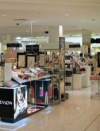 В Казани мужчина ограбил парфюмерный магазин