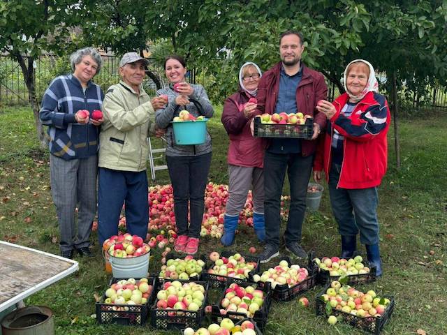 83-летний пенсионер из Татарстана отправил урожай яблок бойцам в зону СВО