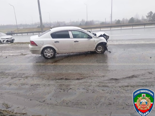 Иномарка врезалась в шумоизоляционный забор под Казанью, пострадал один человек