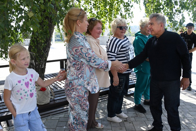 Минниханов посетил двор в Нижнекамске, который благоустроили по республиканской программе