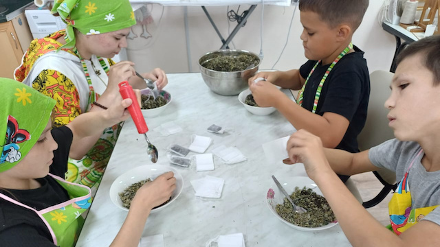 Юные волонтеры Татарстана готовят витаминный чай для бойцов СВО