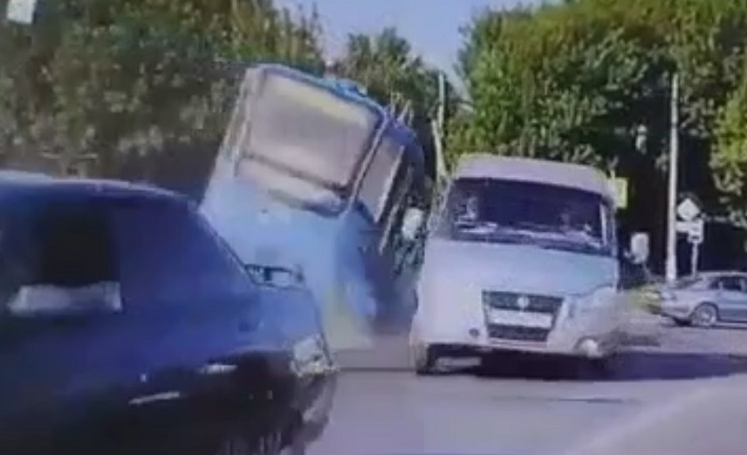 Видео: трамвай на бешеной скорости слетел с рельсов и протаранил иномарку