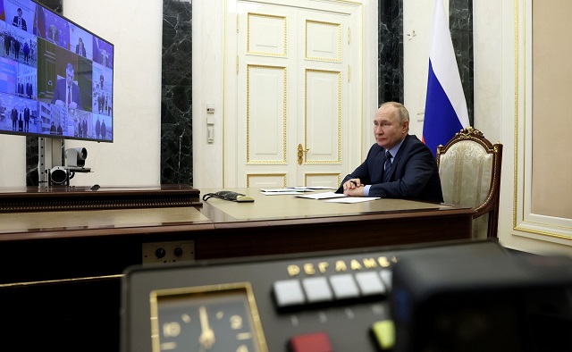 Путин заявил о необходимости расселения людей из трущоб - видео