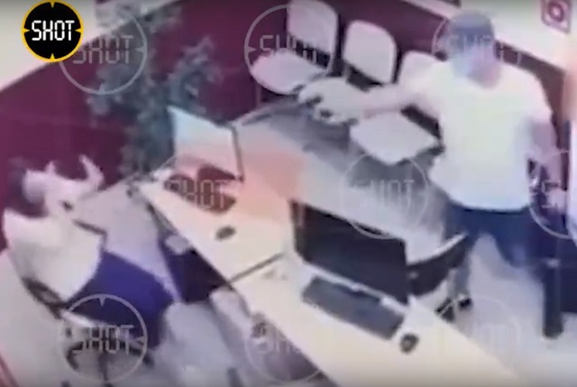 Убийство сотрудницы офиса микрозаймов в центре Москвы попало на видео (18+)