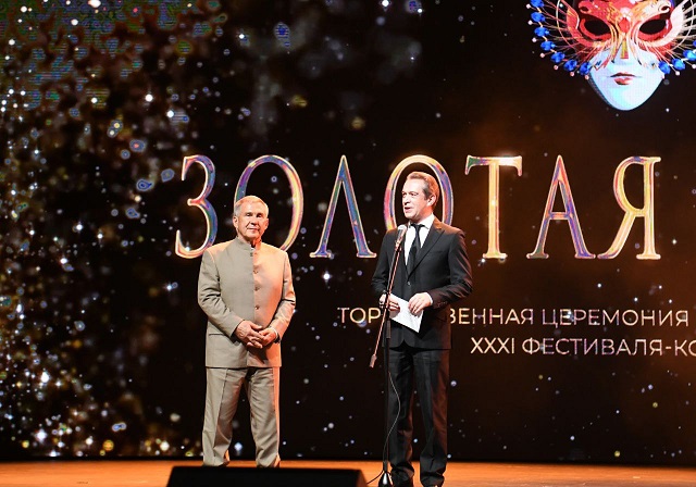 «Всегда рәхим итегез!»: Минниханов посетил церемонию вручения премии «Золотая маска» в Казани