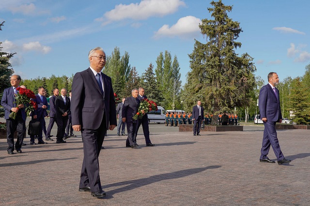 Зампремьера Госсовета Китая Чжан Гоцин возложил цветы к Вечному огню в Казани