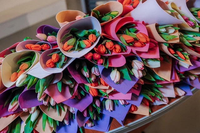  Лалә чәчәкләре белән законсыз сәүдә итүче 20 кешене ГАИ хезмәткәрләре җаваплылыкка тарткан