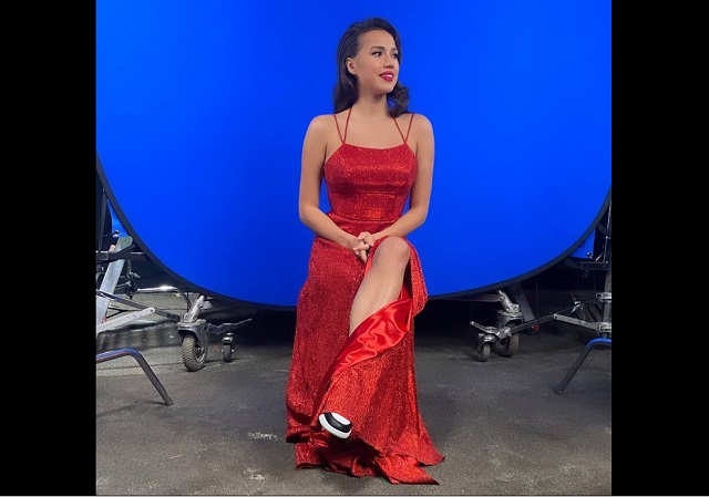 «Сама женственность»: Алина Загитова позирует на видео в шикарном вечернем платье