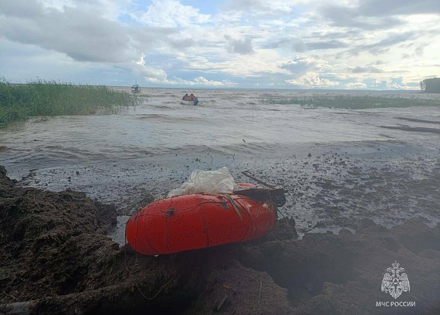 Экстрим в 90 лет: пожилая пара из Татарстана попала в шторм на резиновой лодке