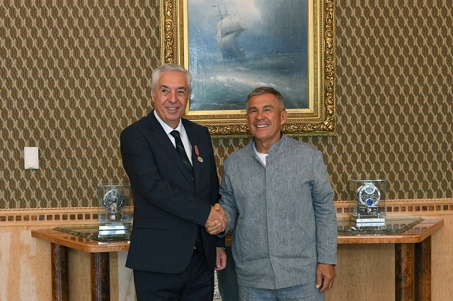 Минниханов вручил генконсулу Турции в Казани Эрикану медаль в честь 100-летия ТАССР