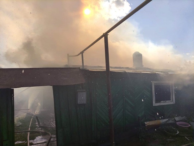 Казанцы сняли на видео полыхающий частный дом