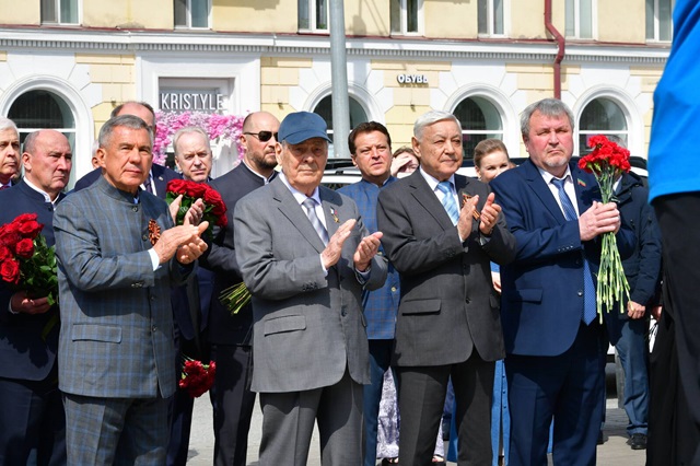 Минниханов и Шаймиев возложили цветы к подножию памятника великому татарскому поэту Тукаю