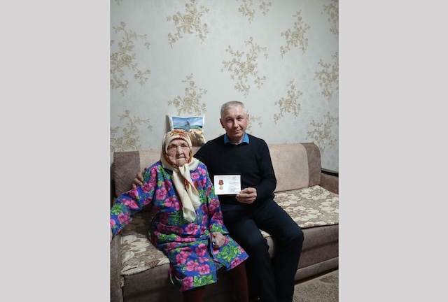 100-летней труженице тыла из Татарстана вручили награду к 80-летию Победы