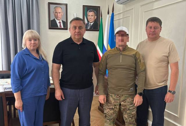 Глава Высокогорского района РТ поблагодарил бойца СВО Валли за службу