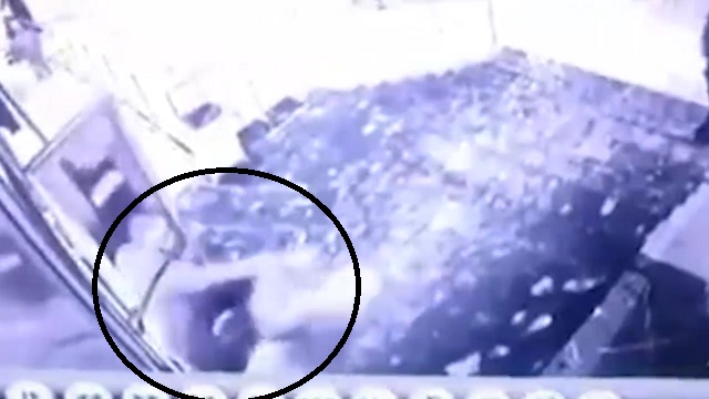 Незнакомец грубо швырнул пенсионерку на входе в торговый центр — видео