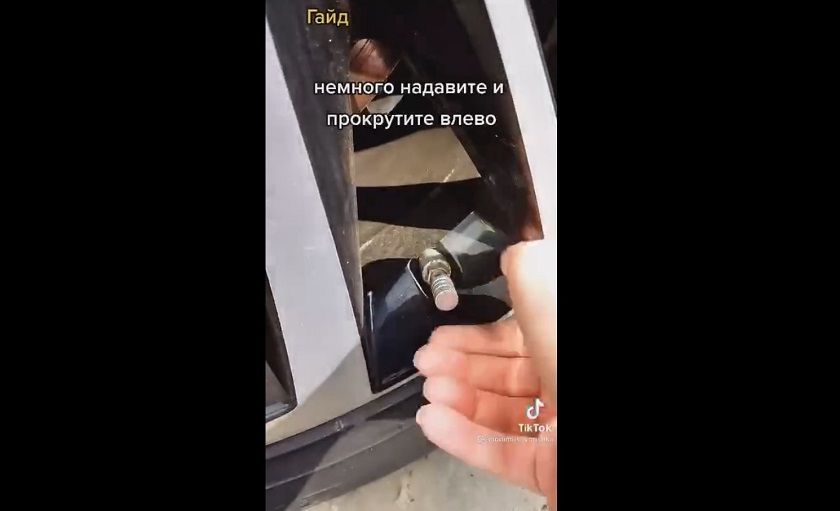 «Тик-ток головного мозга»: Казань атаковали крадущие с машин колпачки подростки