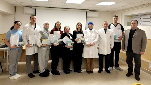 Ключи к будущему: главврач Сабинской ЦРБ вручил квартиры своим подчинённым