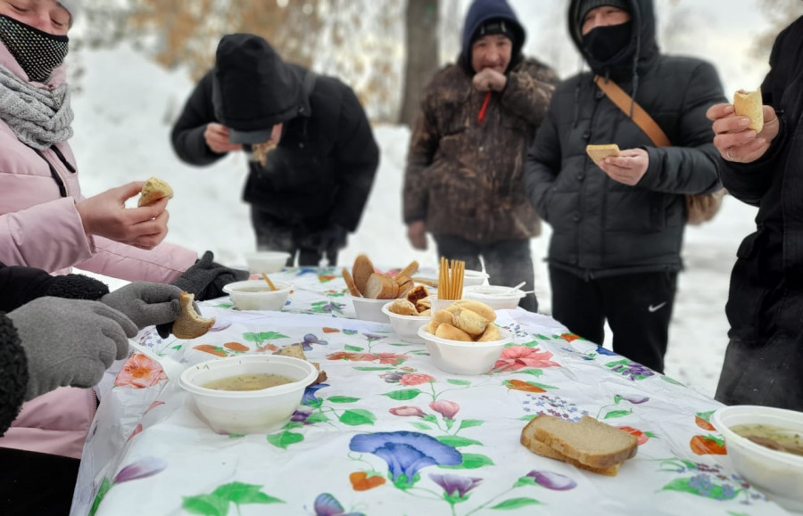 Нәзарәтнең “Зәкят” хәйрия фонды сукбайларга 5 000 порция кайнар ризык тараткан